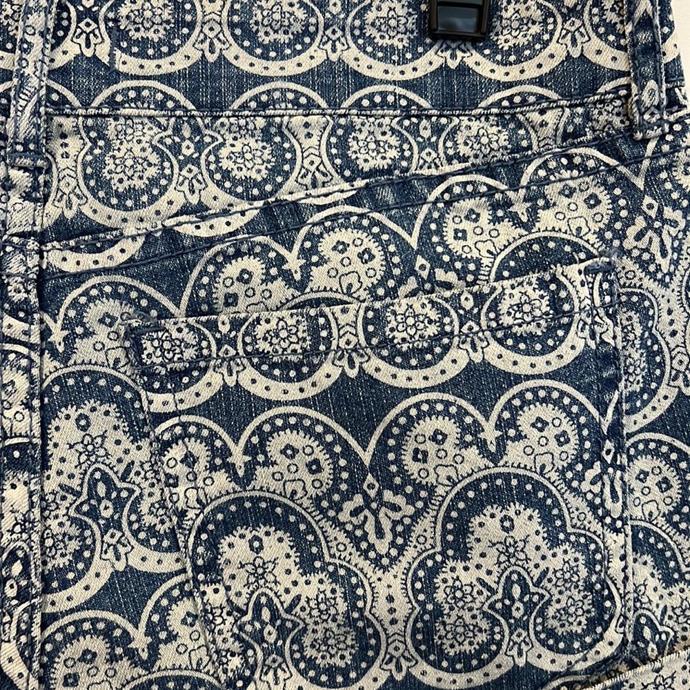 Forever 21 Cuffed Pattern Denim Short. Size 27 - Picture 3 of 7